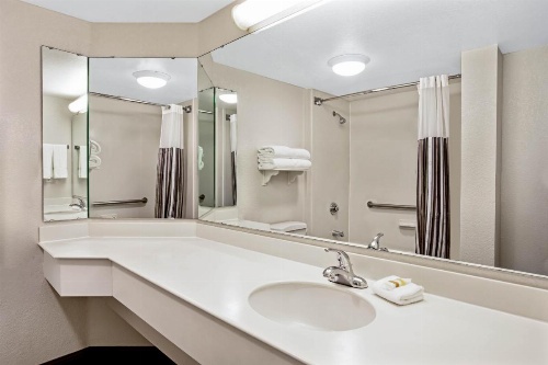 La Quinta Inn & Suites by Wyndham Myrtle Beach Broadway Area image 30